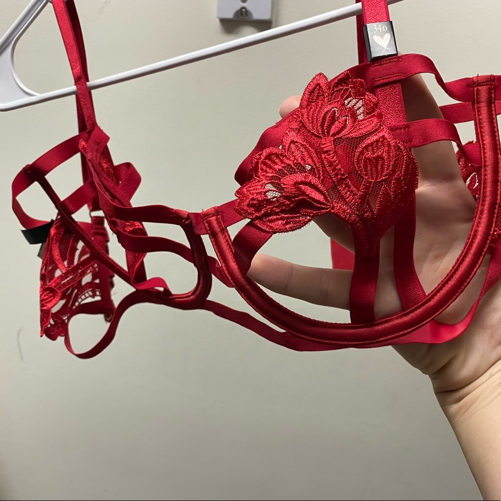 Victoria’s Secret straps open cup balconette bra